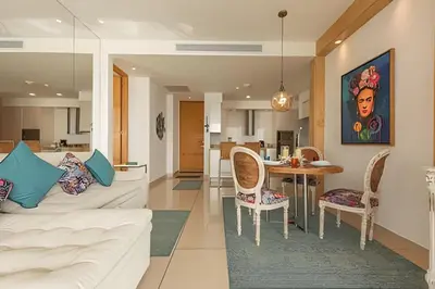a living room with a white couch and a table at Lujoso Apto con Vista al Mar - H2 Hyatt 1806 in Cartagena de Indias