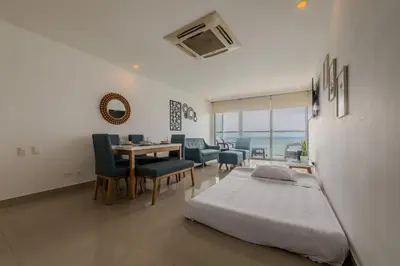 a bedroom with a bed and a table and chairs at Hermoso Apto 2 Hab Piso 19 en Morros City in Cartagena de Indias