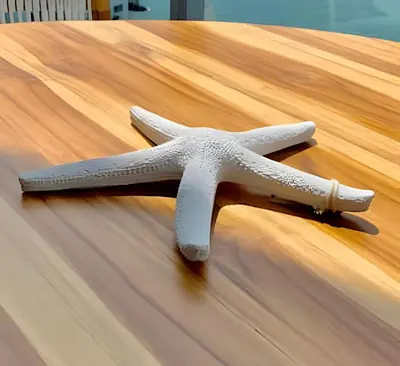a toy airplane sitting on a wooden table at Lujoso Apto de 1 Hab en Piso 19- Infinitum in Cartagena de Indias