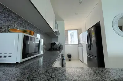 a kitchen with a microwave on a counter at Lujoso Apto de 2 Hab en piso 20 - Morros City in Cartagena de Indias