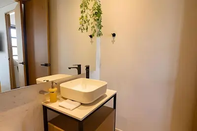 a bathroom with a sink and a mirror at Espectacular Vista al Castillo de San Felipe! in Cartagena de Indias