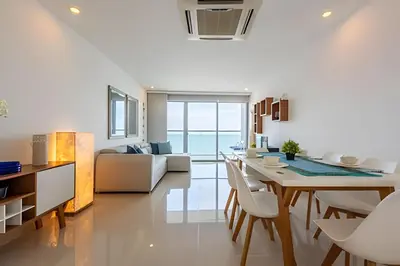 a dining room and living room with a table and chairs at Apartamento Aqua 805 - Morros City in Cartagena de Indias