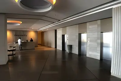 a lobby of a building with a man standing at a counter at Espectacular Apto Piso 21 de 2 Hab - Morros City in Cartagena de Indias