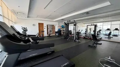 a gym with treadmills and cardio equipment in a room at H2 Lujoso Apto 1 Hab Piso 23 Compl. Empleada in Cartagena de Indias