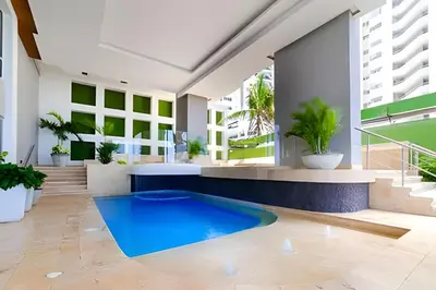 a swimming pool in the middle of a house at Lujoso Apto de 1 Habitación en Piso 24-Murano E in Cartagena de Indias