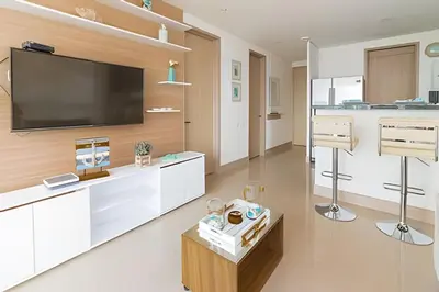 a living room with a flat screen tv on a wall at Lujoso Apto de 1 Habitación en Piso 24-Murano E in Cartagena de Indias