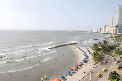 an aerial view of a beach with people and umbrellas at Lujoso Apto de 1 Habitación en Piso 40-Morros City in Cartagena de Indias