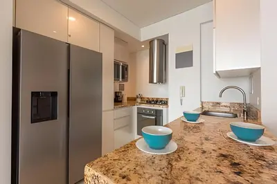 a kitchen with two bowls on a counter at ¡Espectacular Vista a la bahía! Piso 26 H2 Hyatt in Cartagena de Indias