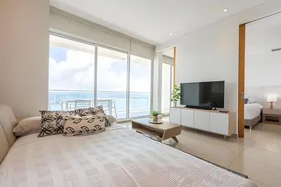a bedroom with a large bed and a television at ¡Espectacular Vista a la bahía! Piso 26 H2 Hyatt in Cartagena de Indias