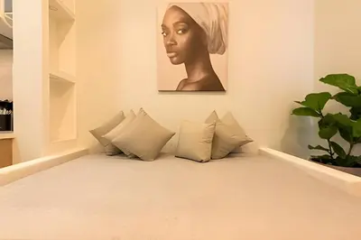 a room with a couch with a portrait of a woman at Espectacular apto en Centro Histórico - Zaher F in Cartagena de Indias