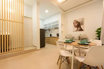a dining room and kitchen with a table and chairs at Espectacular apto en Centro Histórico - Zaher F in Cartagena de Indias