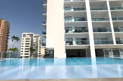 an empty swimming pool in front of a building at Infinitum Espectacular apto piso 28 vista al mar in Cartagena de Indias