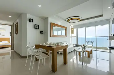 a dining room with a table and chairs at Lujoso Apto de 3 Habitaciones-3303 Palmetto Beach in Cartagena de Indias