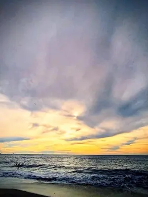 a sunset on the beach with the ocean at Apartamento con vista al mar in Simón Bolivar