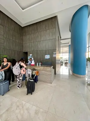 a group of people standing in an airport with luggage at Apartamento en Cartagena cerca al Hotel Hilton in Cartagena de Indias
