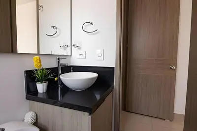a bathroom with a sink and a bowl on a counter at Lujoso Apto de 2 habitaciones en piso 23-Infinitum in Cartagena de Indias