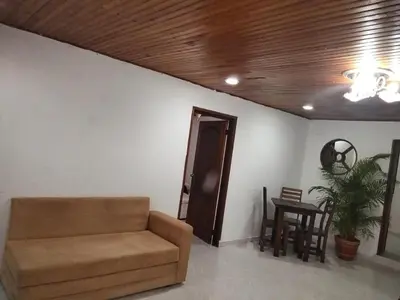 a living room with a couch and a table at Apartamento en Manga cerca al Centro Historico in Cartagena de Indias