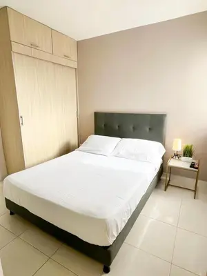 a bedroom with a large white bed in a room at Moderno apto a pasos de la playa in Cartagena de Indias