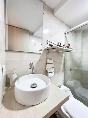 a white bathroom with a sink and a toilet at Apartamento primer piso Olamar Coveñas in Coveñas