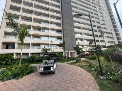 a toy car is sitting in front of a building at Apartamento con vistas al mar-SantaMarina-1303 in Santa Marta