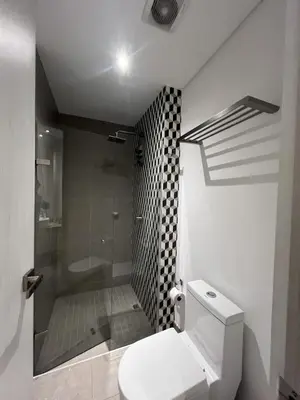 a bathroom with a toilet and a shower at Distrito 90 in Barranquilla