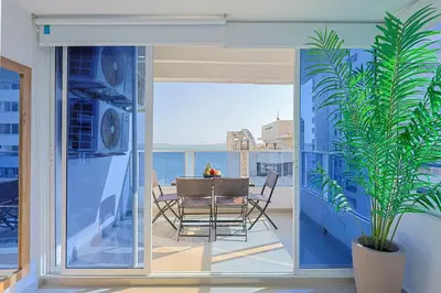 a dining room with a table and a view of the ocean at Riviera Suite - Apartamento con balcón in Cartagena de Indias