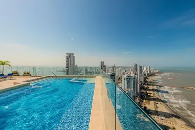 a swimming pool on the roof of a building with the ocean at Premium con ubicación excelente en Bocagrande in Cartagena de Indias