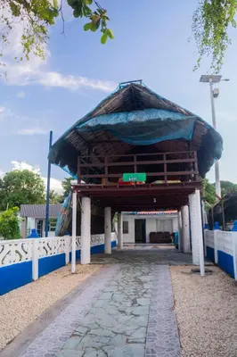a pavilion with a roof on top of a building at Cabaña Playa Azul in Coveñas