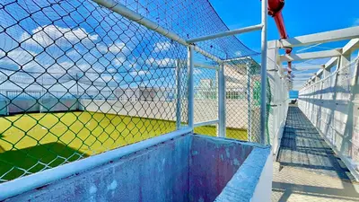 a batting cage with a baseball field behind it at Apartamento en Cartagena cerca al mar in Cartagena de Indias