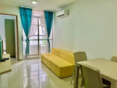 a living room with a yellow couch and a table at Apartamento en Cartagena cerca al mar in Cartagena de Indias