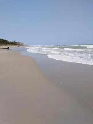 an empty beach with the ocean and the shoreline at Cabaña privada con piscina y jacuzzi junto al mar in Santa Veronica