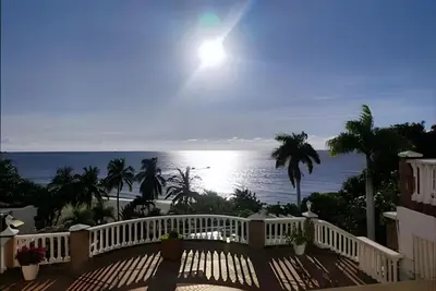 a balcony with a view of the ocean at Alojamiento exclusivo frente al mar in Santa Marta