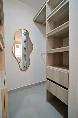 a dressing room with a mirror on the wall at Apartamento en Cartagena elegante con piscina in Manzanillo del Mar