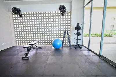 a room with a gym with a blue ball and weights at Apartamento en Cartagena elegante con piscina in Manzanillo del Mar