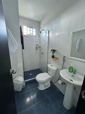 a bathroom with a shower and a toilet and a sink at Acogedor apartamento con súper ubicación in Barranquilla