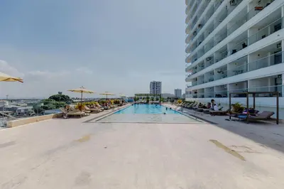 a swimming pool on the side of a building at Encantador y moderno estudio con piscina a pasos del aeropuerto in Cartagena de Indias