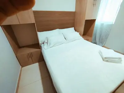 a small bedroom with a white bed and a box at Exclusivo Torices con Vista al Mar in Arizona