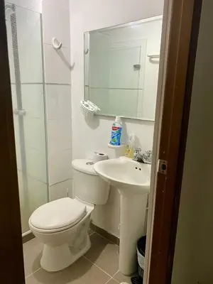 a bathroom with a toilet and a sink and a mirror at Apartamento en villa campestre Barranquilla in Barranquilla