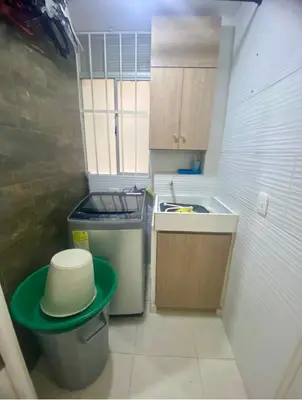 a small kitchen with a sink and a trash can at La mejor ubicación al norte de Barranquilla in Barranquilla