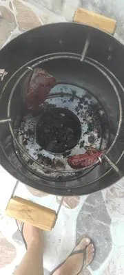 a person is cooking food on a stove at Apartamentos en Sabanilla, Colombia -Tu Escapada Ideal! in Maizal