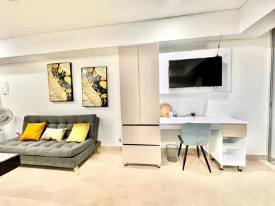 a living room with a couch and a desk at CARTAGENA BEACHT - APARTAESTUDIO A 100 mt del mar - Piscina, Jacuzzi in Cartagena de Indias