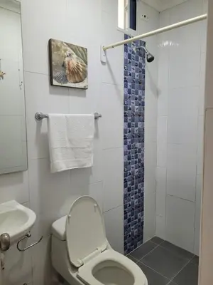 a bathroom with a toilet and a shower at Apto en EL Cabrero, Edificio Manzanillo del Mar in Cartagena de Indias