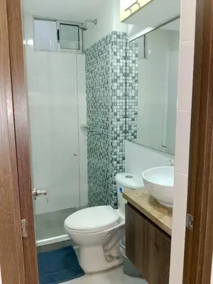 a bathroom with a toilet and a sink at Apartamento de 3 habitaciones, al norte de Barranquilla, via a Cartagena, aire acondicionado en sala y todas las habitaciones, excelenten para trabajo o descanso in Barranquilla