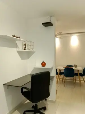 a office with a desk and a chair and a table at Apartamento de 3 habitaciones, al norte de Barranquilla, via a Cartagena, aire acondicionado en sala y todas las habitaciones, excelenten para trabajo o descanso in Barranquilla
