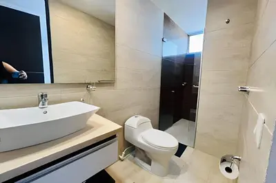 a bathroom with a white sink and a toilet at Exclusivo apartamento vista al mar in Santa Marta
