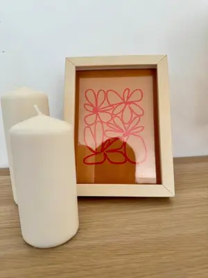 a picture of a candle next to a vase at Apto Familiar Moderno Cerca de Todo en Coveñas in Coveñas
