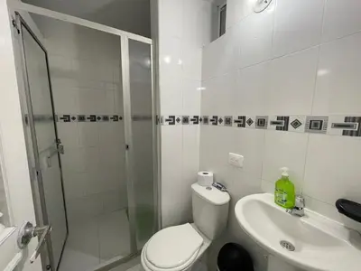a bathroom with a shower and a toilet and a sink at expetacular apartamento de 4 alcobas in Cartagena de Indias