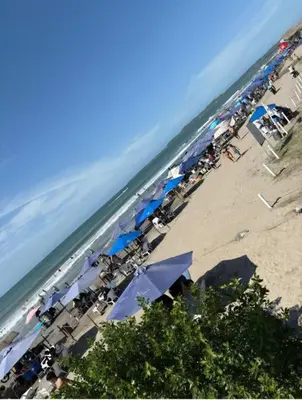 an overhead view of a beach with umbrellas and the ocean at Apartamento Cartagena Tranquilo playa-piscina in Manzanillo del Mar