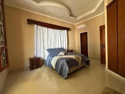 a bedroom with a bed and a window at Mansión Lujosa con Piscina en manga in Cartagena de Indias