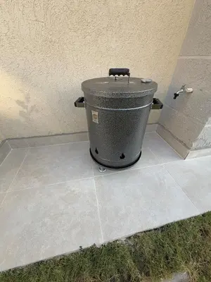 a bucket sitting on a tile floor next to a wall at apartment near the beach con piscina, gym y coworking in Manzanillo del Mar